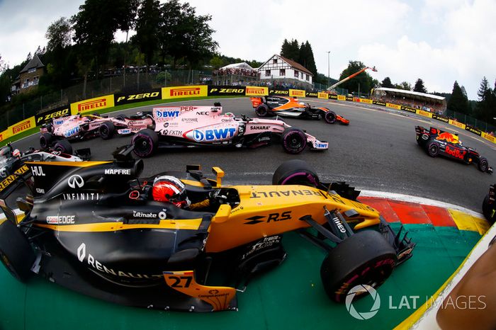 Nico Hulkenberg, Renault Sport F1 Team RS17, battles, Sergio Perez, Sahara Force India F1 VJM10, Esteban Ocon, Sahara Force India F1 VJM10