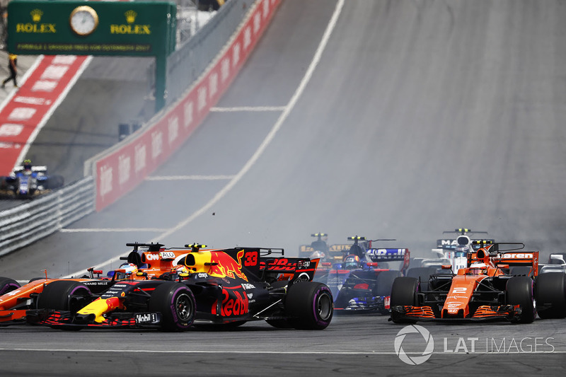 Daniil Kvyat, Scuderia Toro Rosso STR12, ve Fernando Alonso, McLaren MCL32 çarpışıyor