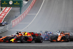 Daniil Kvyat, Scuderia Toro Rosso STR12, collides, Fernando Alonso, McLaren MCL32