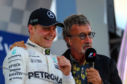 Комментатор телеканала Channel 4 F1 TV Эдди Джордан и пилот Mercedes AMG F1 Валттери Боттас