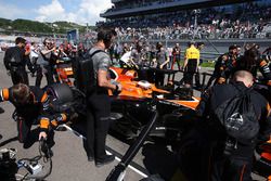 Engineers prepare Stoffel Vandoorne, McLaren MCL32