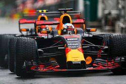 Daniel Ricciardo, Red Bull Racing RB13, Max Verstappen, Red Bull Racing RB13, attendent au bout de la pitlane