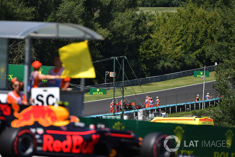 Max Verstappen, Red Bull Racing RB13 passeert gele vlag an aanrijding Daniel Ricciardo, Red Bull Racing RB13