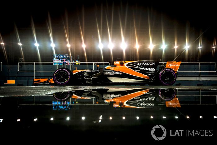 Alonso pudo haber hecho algo grande en Singapur, pero se lo llevaron puesto