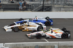Helio Castroneves, Team Penske Chevrolet, Ed Jones, Dale Coyne Racing Honda, Takuma Sato, Andretti Autosport Honda