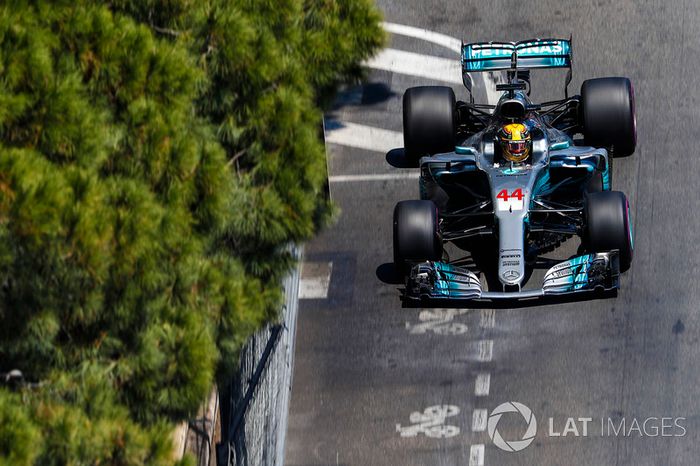Hamilton, por sua vez, tem sido um pouco menos consistente. Mesmo que tenha vencido uma vez a mais (3 a 2), o inglês teve atuações apagadas na Rússia e em Mônaco, além do azar do GP do Azerbaijão