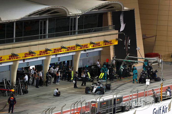 Valtteri Bottas, Mercedes AMG F1 W08, pit stop