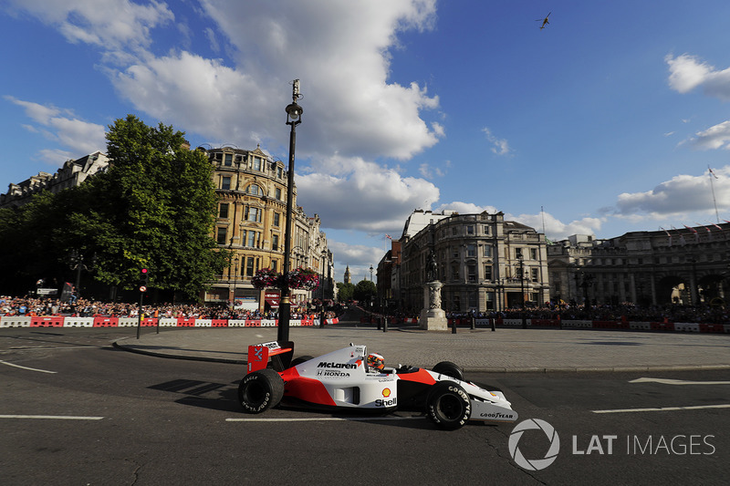 Stoffel Vandoorne, McLaren, conduce el McLaren MP4/6 1991