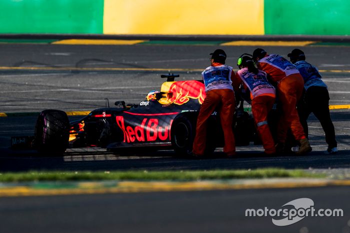 Daniel Ricciardo, Red Bull Racing, se retira de la carrera