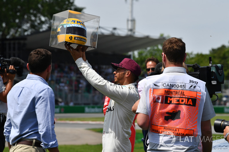 Pole sitter Lewis Hamilton, Mercedes AMG F1 celebrates with the helmet of Ayrton Senna