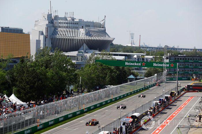 Daniel Ricciardo, Red Bull Racing RB13, Sergio Perez, Sahara Force India F1 VJM10, Esteban Ocon, Sahara Force India F1 VJM10 y Kimi Raikkonen, Ferrari SF70H