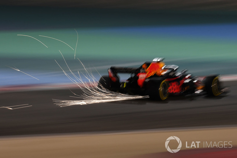 Daniel Ricciardo, Red Bull Racing RB14 lâche des étincelles