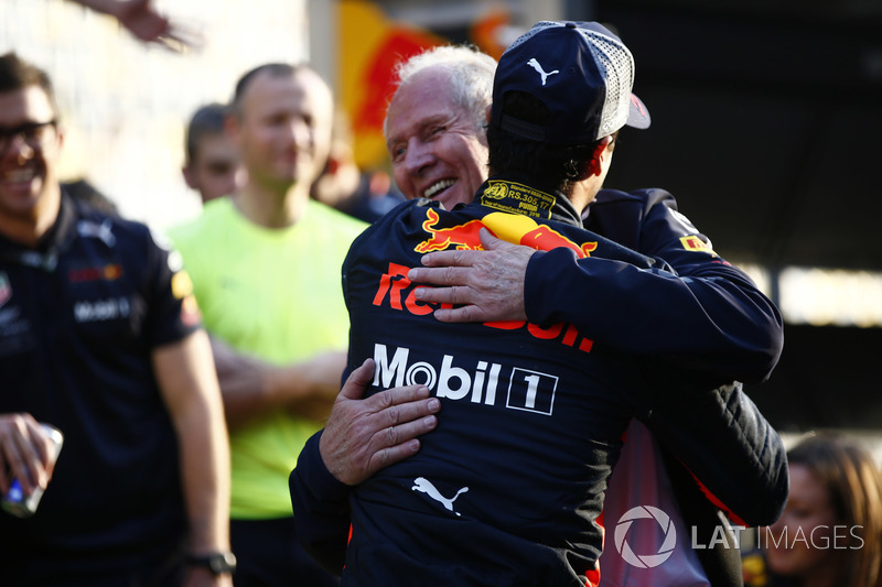 Helmut Markko, Consultant, Red Bull Racing, félicite le vainqueur Daniel Ricciardo, Red Bull Racing