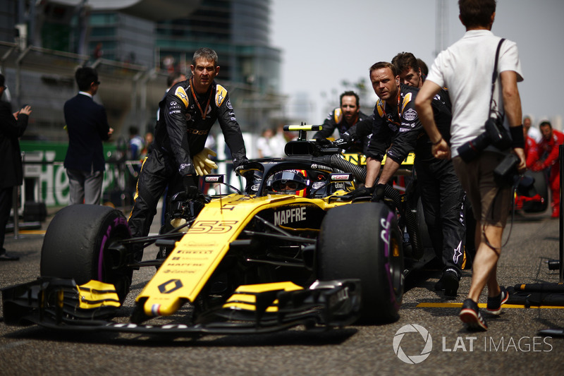 Carlos Sainz Jr., Renault Sport F1 Team R.S. 18, arrive sur la grille