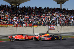 Max Verstappen, Red Bull Racing RB14 lotta con Kimi Raikkonen, Ferrari SF71H