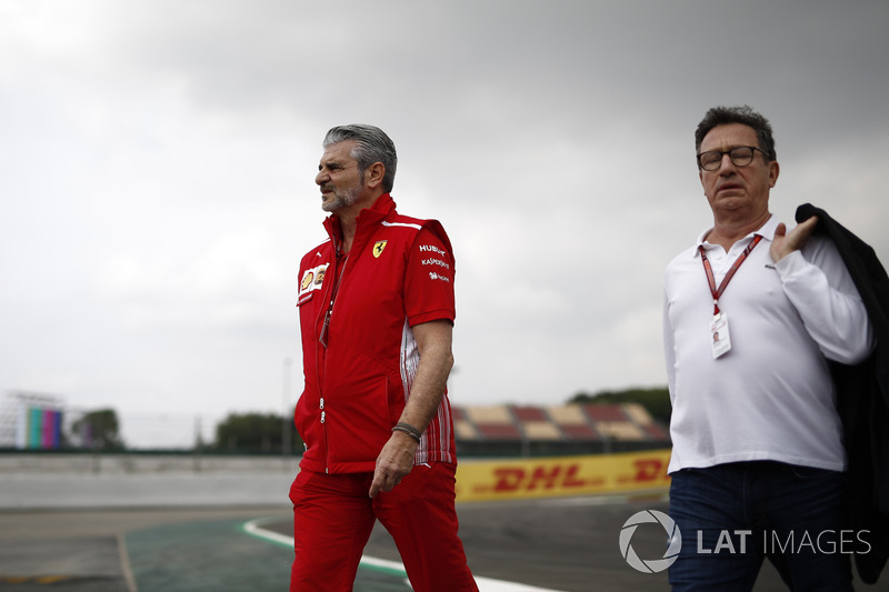 Maurizio Arrivabene, director del equipo Ferrari y Louis Camilleri, presidente de Philip Morris, recorren la pista