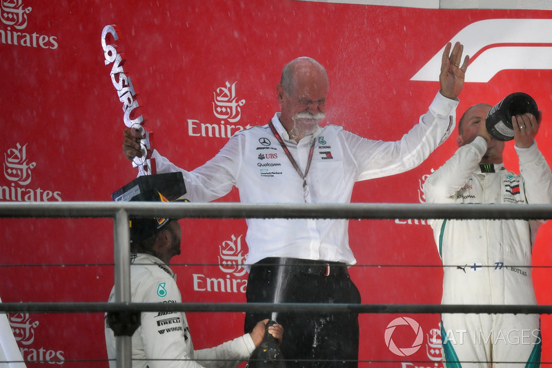 Lewis Hamilton, Mercedes-AMG F1 e il Dr. Dieter Zetsche, CEO Daimler AG, festeggiano sul podio