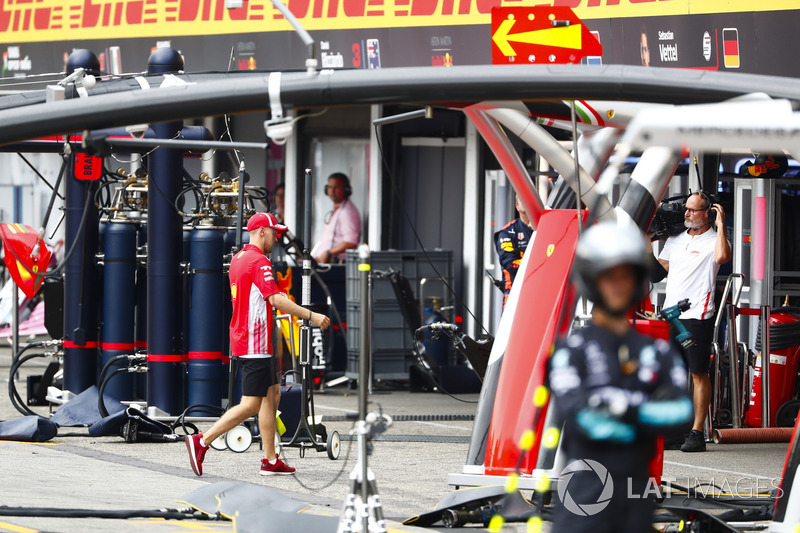 Себастьян Феттель Ferrari, прямує до боксів після сходу