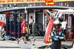 Sebastian Vettel, Ferrari, torna al box dopo l'incidente