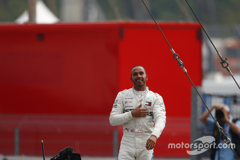 Lewis Hamilton, Mercedes AMG F1, festeggia la vittoria nel parco chiuso