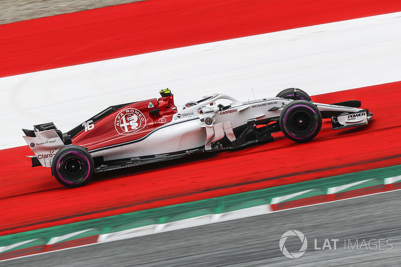 17: Charles Leclerc, Sauber C37, 1'04.979 (5 posiciones de sanción incluidas)