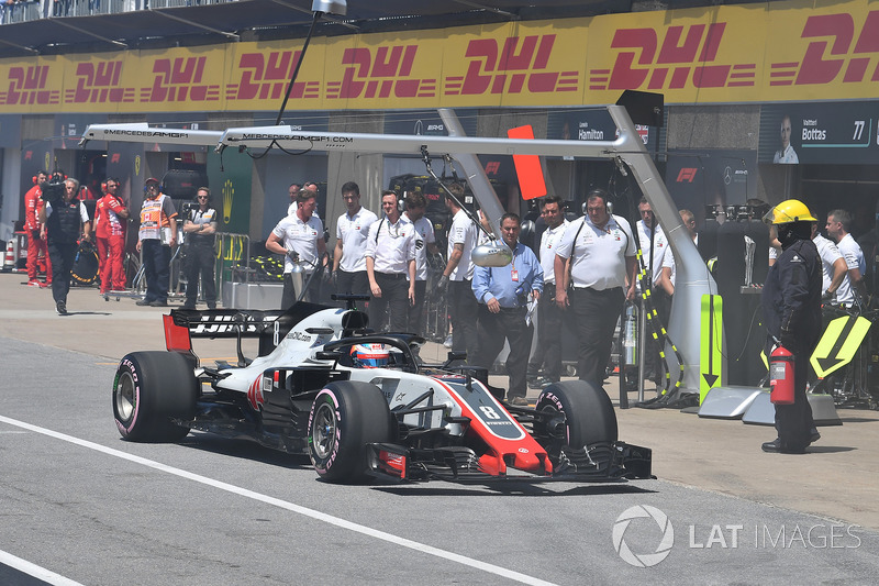 Romain Grosjean, Haas F1 Team VF-18 stops in pit lane during Q1