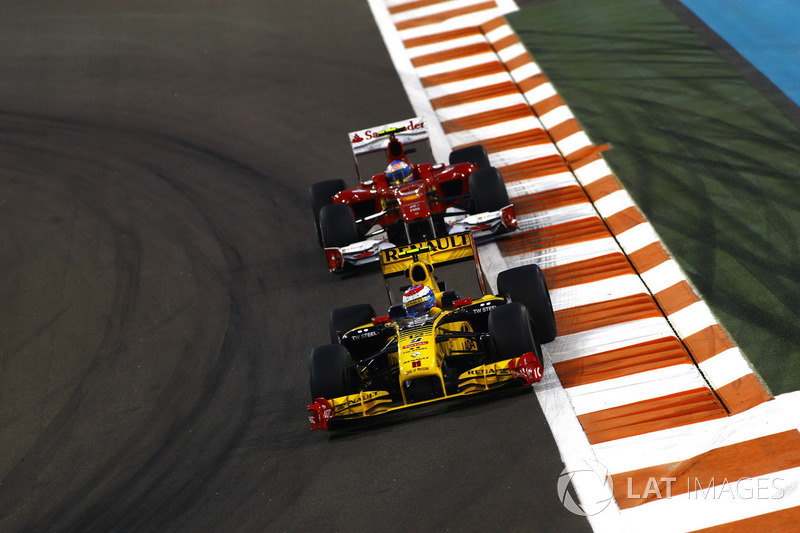 Vitaly Petrov, Renault F1 Team R30, devant Fernando Alonso, Ferrari F10