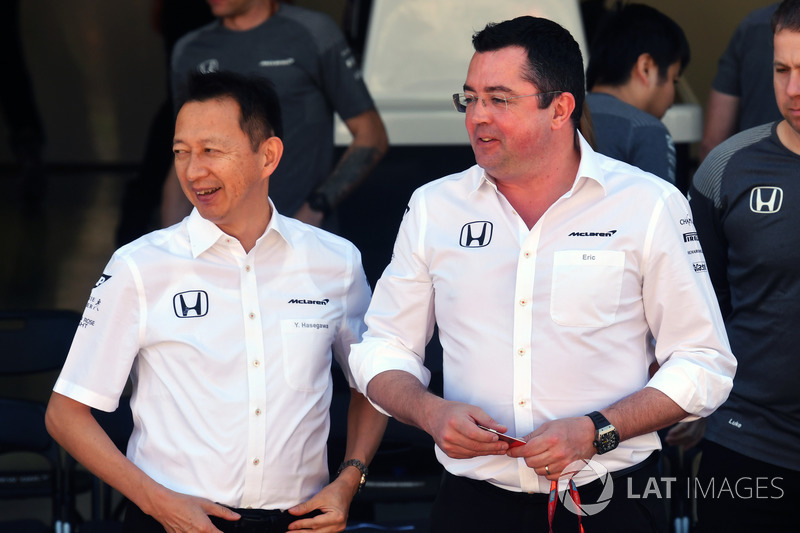 Yusuke Hasegawa, chef de Honda Motorsport et Eric Boullier, directeur de la compétition de McLaren lors de la photo d'équipe