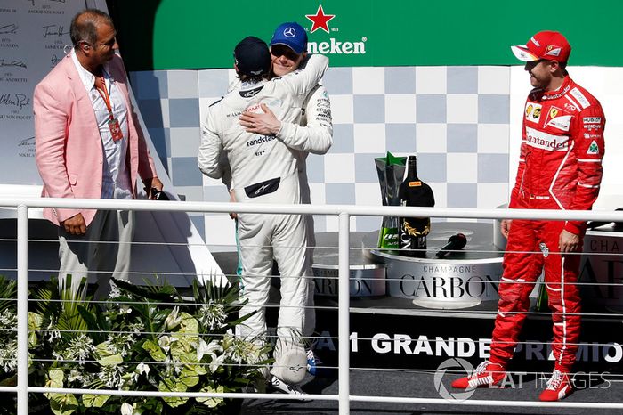 Podio: ganador Sebastian Vettel, Ferrari, segundo lugar Valtteri Bottas, Mercedes AMG F1, Rubens Barrichello, celebra en el podio con Felipe Massa, Williams