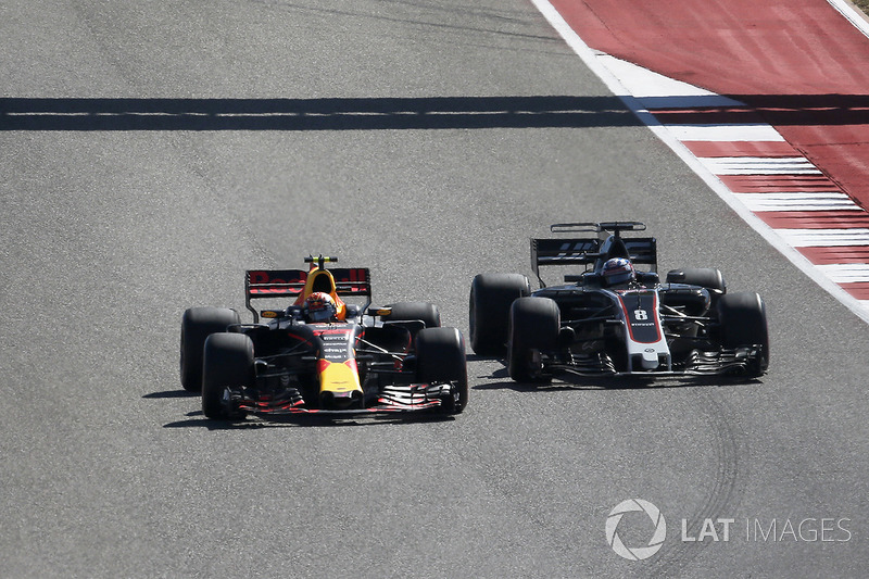 Max Verstappen, Red Bull Racing RB13 en Romain Grosjean, Haas F1 Team VF-17 in gevecht