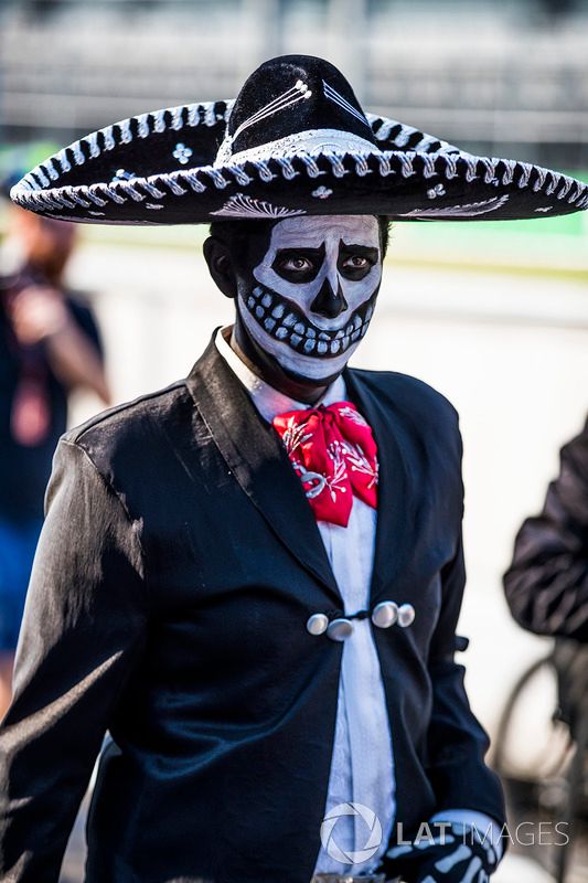 Disfraces del día de muertos en el paddock