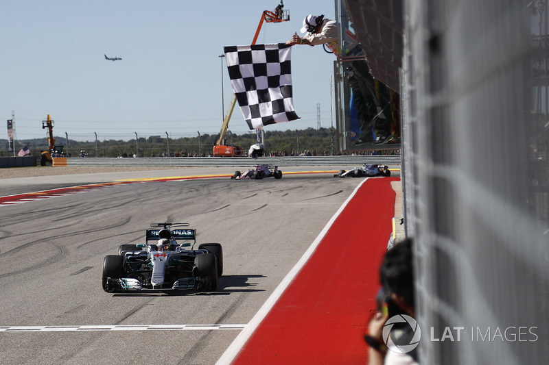 Le vainqueur Lewis Hamilton, Mercedes AMG F1 W08, franchit le drapeau à damier