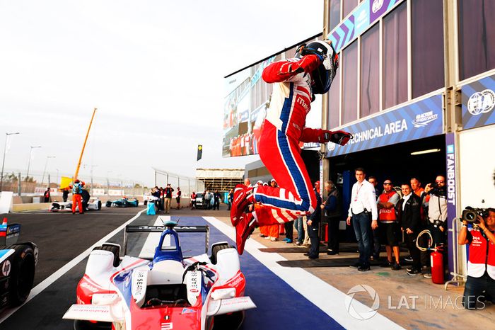 Ganador de la carrera  Felix Rosenqvist, Mahindra Racing, celebra