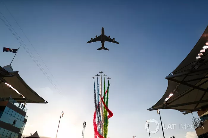 Aviones pasan sobre el circuito durante el himno
