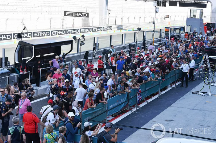 Fans en pit lane