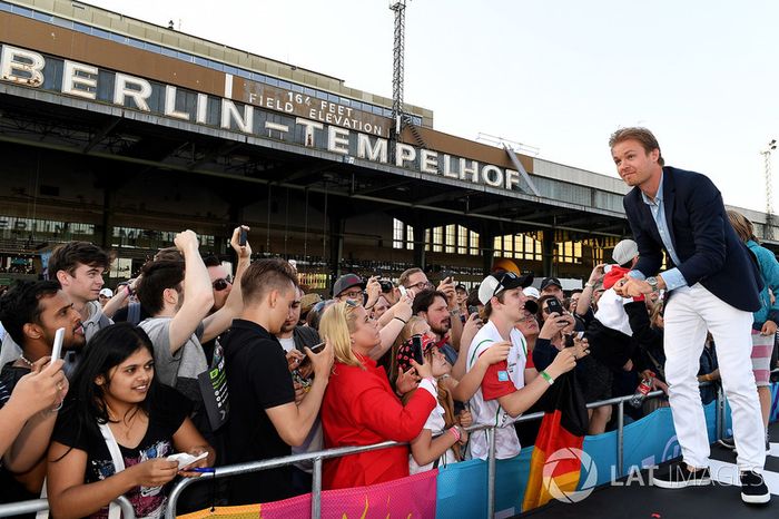 Nico Rosberg, campeón mundial de Fórmula 1, inversionista de Fórmula E, firma autógrafos