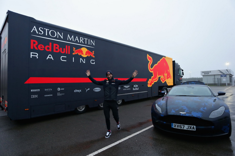 Даниэль Риккардо, Red Bull Racing рядом с машиной Aston Martin DB11