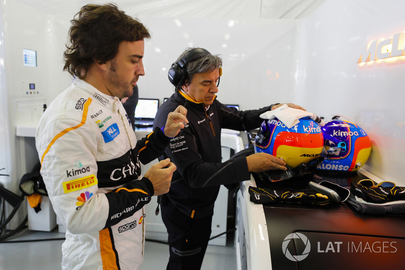 Fernando Alonso, McLaren, bersiap mengenakan helm