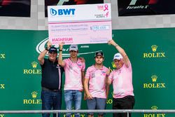 Lutz Hubner, BWT jefe Marketing, Esteban Ocon, Sahara Force India F1, Sergio Pérez, Sahara Force India y Otmar Szafnauer, Sahara Force India Formula Uno equipo COO con un cheque para Caridades del cáncer de mama  en el  de concientización