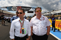 Zak Brown, CEO McLaren Racing, in griglia
