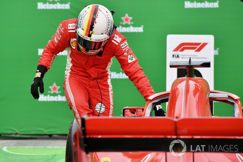 Le vainqueur Sebastian Vettel, Ferrari fête sa victoire dans le Parc Fermé