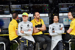 Nico Hulkenberg, Renault Sport F1 Team, Cyril Abiteboul, Renault Sport F1 Managing Director and Carlos Sainz Jr., Renault Sport F1 Team on the Renault Sport F1 Team pit wall gantry