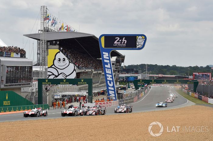#7 Toyota Gazoo Racing Toyota TS050: Mike Conway, Kamui Kobayashi, Jose Maria Lopez, #8 Toyota Gazoo Racing Toyota TS050: Sébastien Buemi, Kazuki Nakajima, Fernando Alonso, start