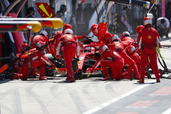 Sebastian Vettel, Ferrari SF71H, effettua un pit stop