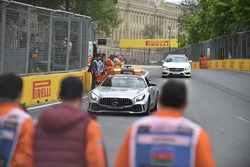 La voiture de sécurité et les commissaires