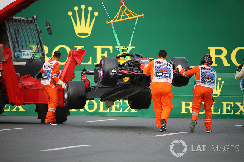 La voiture endommagée de Max Verstappen, Red Bull Racing RB14 est ramenée au stand