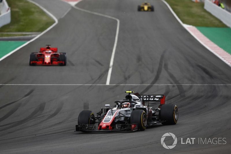 Kevin Magnussen, Haas F1 Team VF-18,leads Sebastian Vettel, Ferrari SF71H