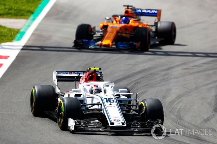 Charles Leclerc, Sauber C37, Fernando Alonso, McLaren MCL33