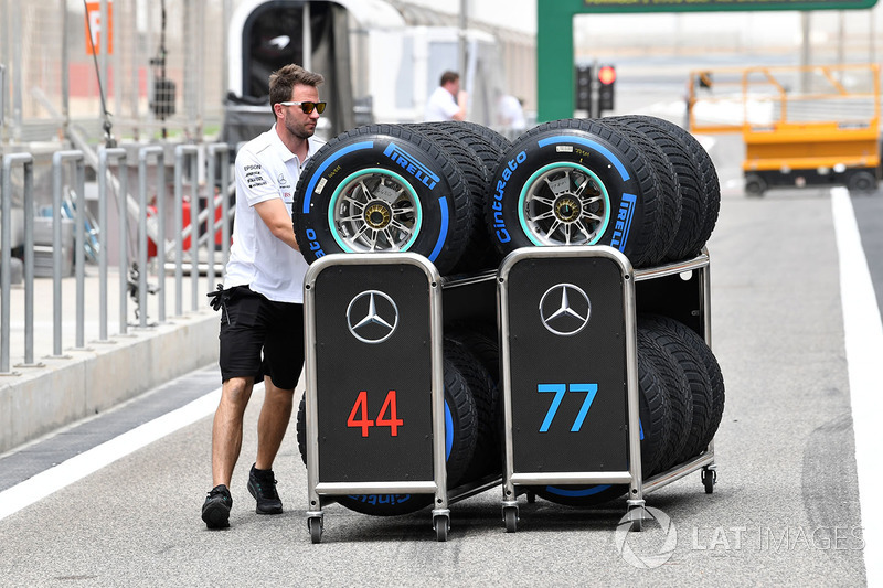 Mekanik Mercedes AMG F1 membawa ban Pirelli