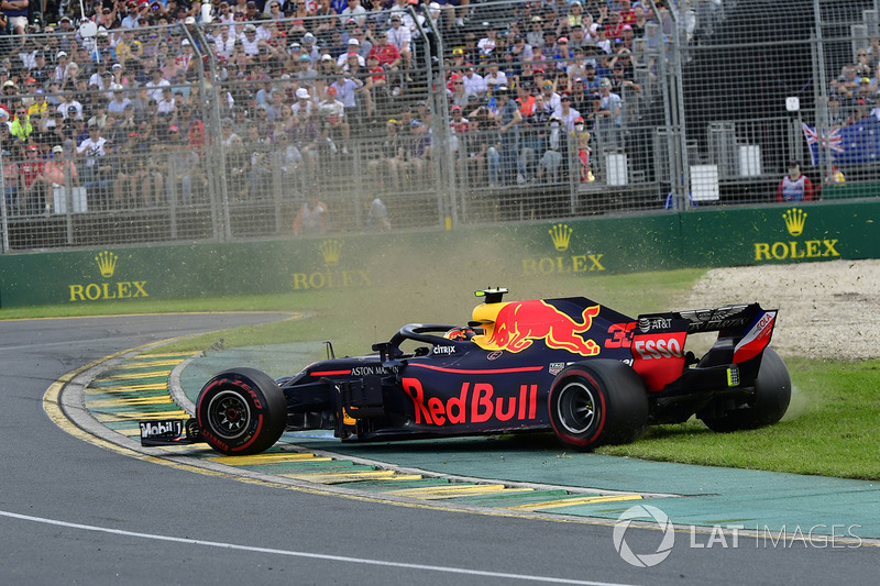 Max Verstappen, Red Bull Racing RB14 spins